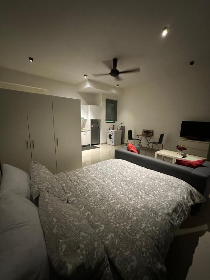 Апартаменты Hideaway At Cybersquare Сайберджая Экстерьер фото