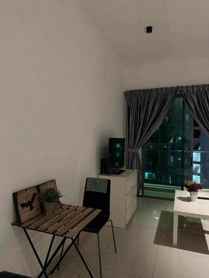 Апартаменты Hideaway At Cybersquare Сайберджая Экстерьер фото