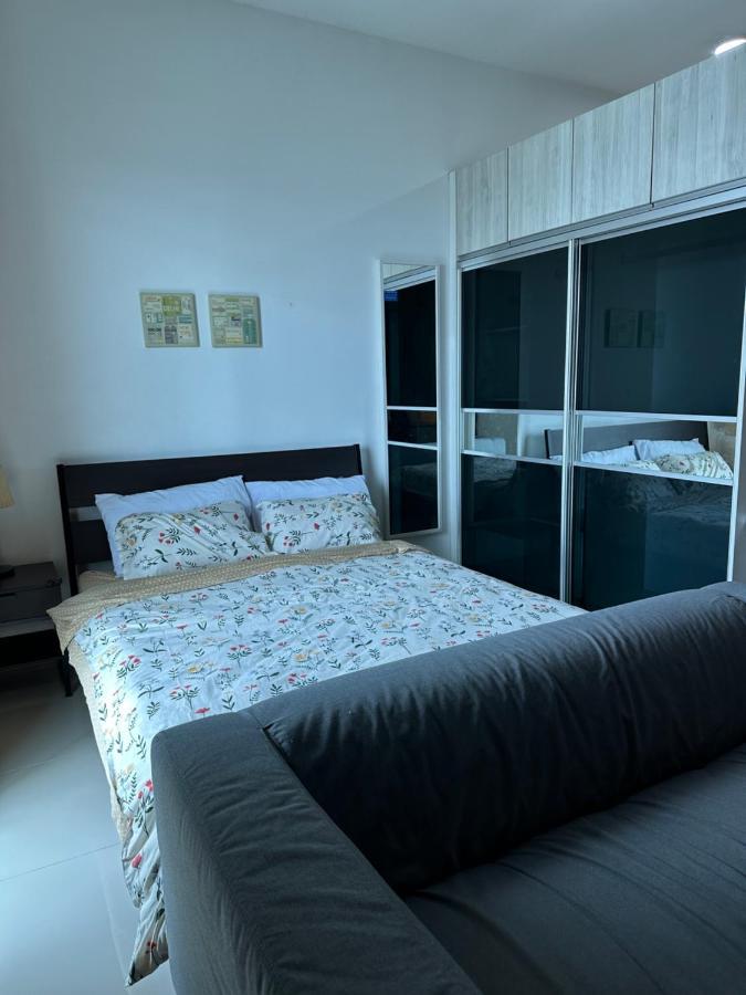 Апартаменты Hideaway At Cybersquare Сайберджая Экстерьер фото