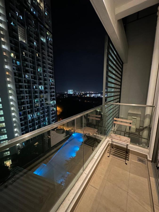 Апартаменты Hideaway At Cybersquare Сайберджая Экстерьер фото
